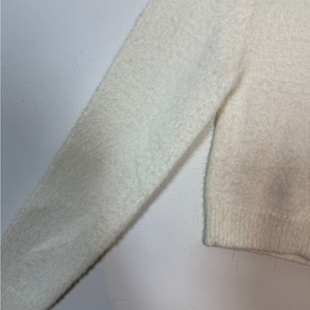 Urban Outfitters Women’s White Cropped Fuzzy Sweater Size Small - Picture 4 of 7